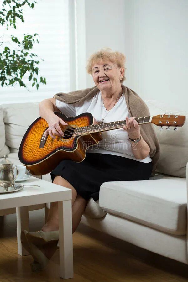 Бабуся на гитаре. Старуха с гитарой. Бабулька со скрипкой. Бабка с гитарой. Бабуся на гитаре.