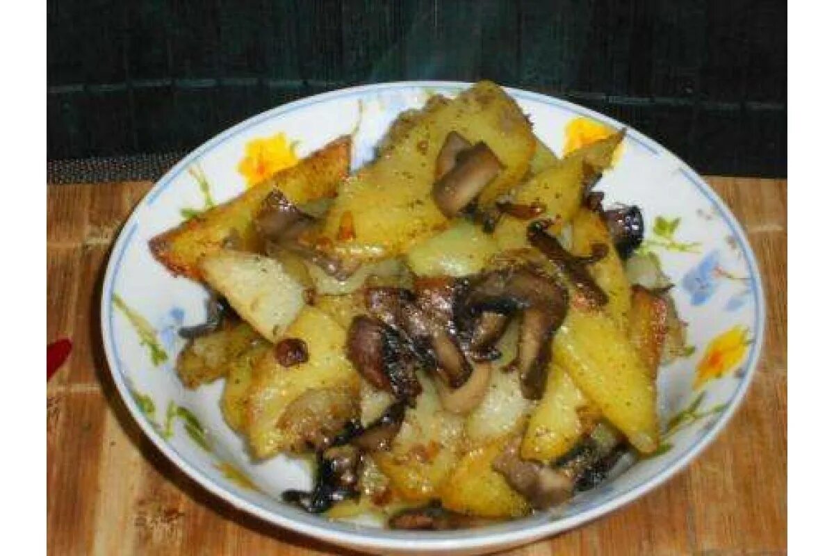 Рецепт картошки жаренной с грибами. Рецепт картошки жаренной с грибами. Картофель жареный с опятами. Жареная картошка с солеными огурцами. Жареная картошка с шампиньонами.