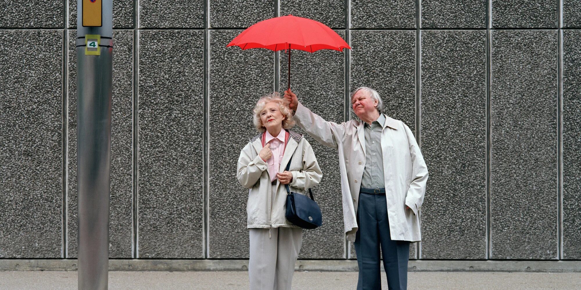 Помощь другим фото. Бескорыстный человек. Держит зонт над. Альтруист фото. Мужчина держит зонтик над женщиной.