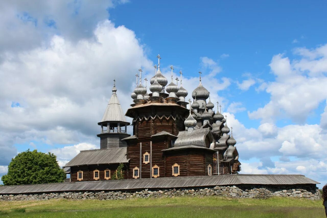 Остров кижи и музей традиционной деревянной. Кижи Церковь Преображения Господня. Музей-заповедник «Кижи», Церковь Преображения. Церковь Спаса Преображения в Кижах.