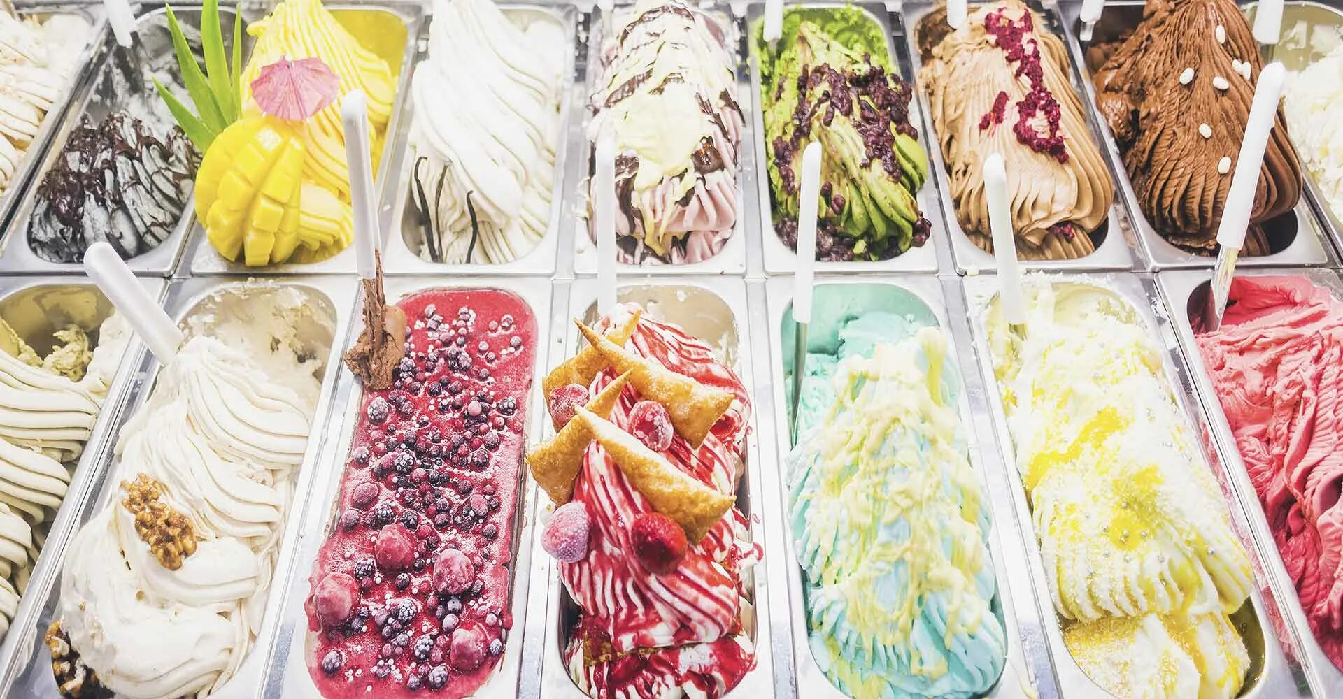 Многообразие вкусов. Итальянское мороженое джелато. Много мороженого. Мороженое в лотке. Разнообразие вкусов.