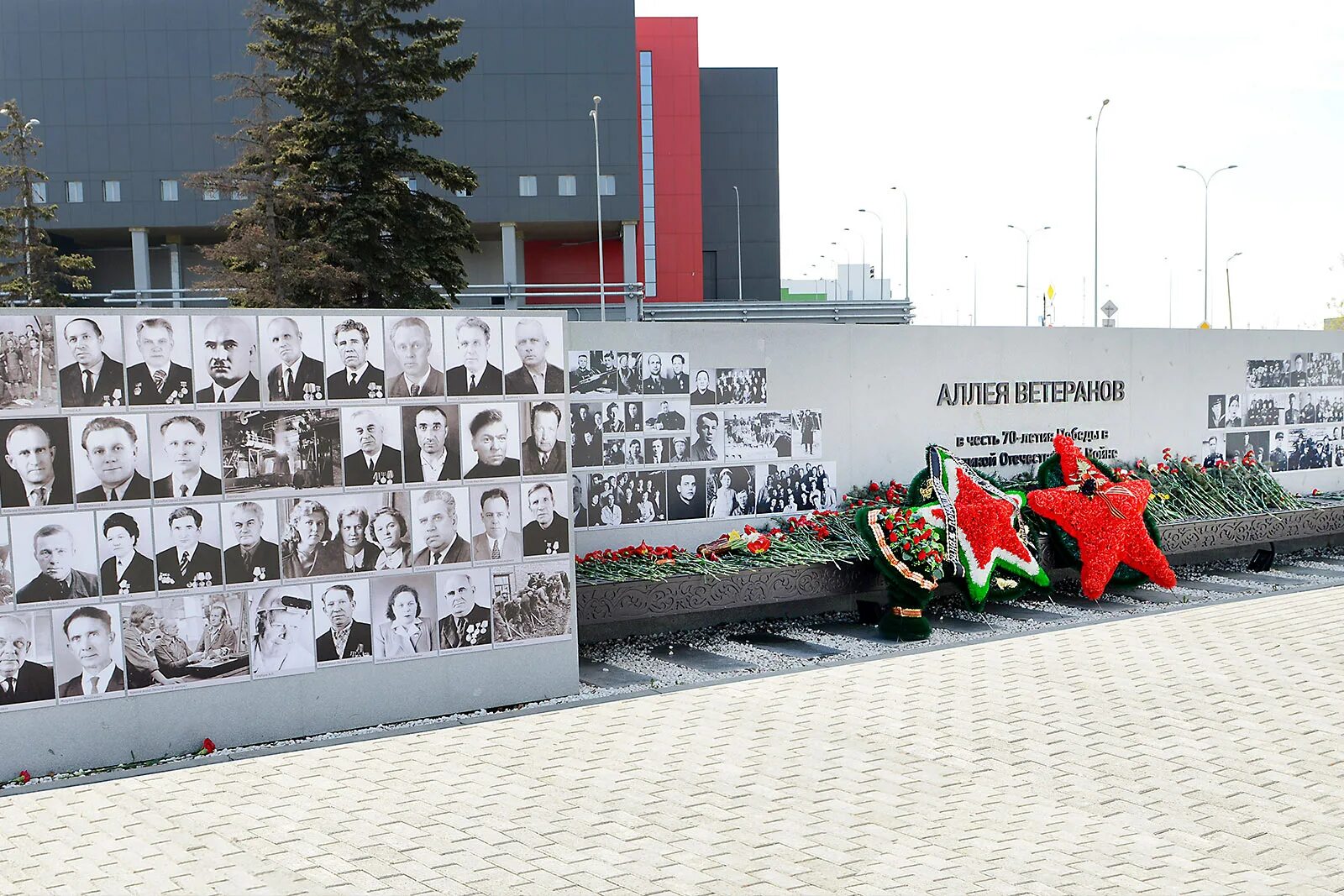 Стена памяти вк. Стена памяти. Стена памяти в парке. Аллея ветеранов Омск. Стена памяти Орск.