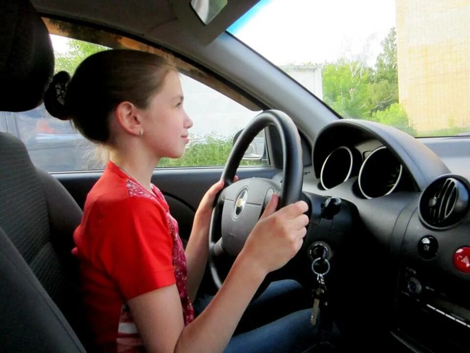 Водить ли детей в школу. Девушка за рулем. Вождение автомобиля. Подросток за рулем. Девушка за рулем Шевроле.