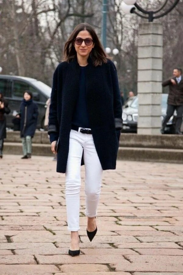 Черное пальто и белые брюки. Эммануэль Альт стрит стайл 2021. Черное пальто белые брюки. Белые джинсы с пальто. Белые джинсы и черное пальто.