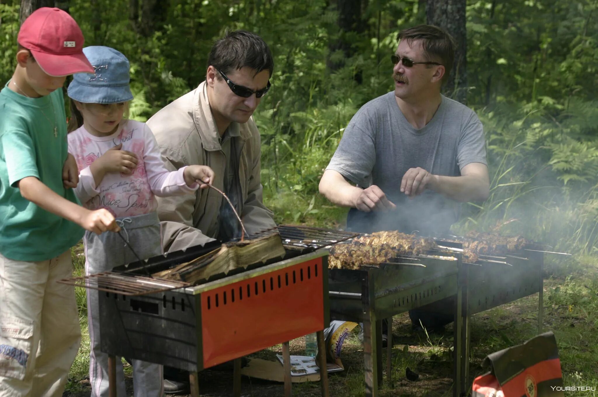 Что делать 4 мая. Шашлыки на природе. Пикник шашлык. Семья на барбекю. Шашлыки на природе с друзьями.