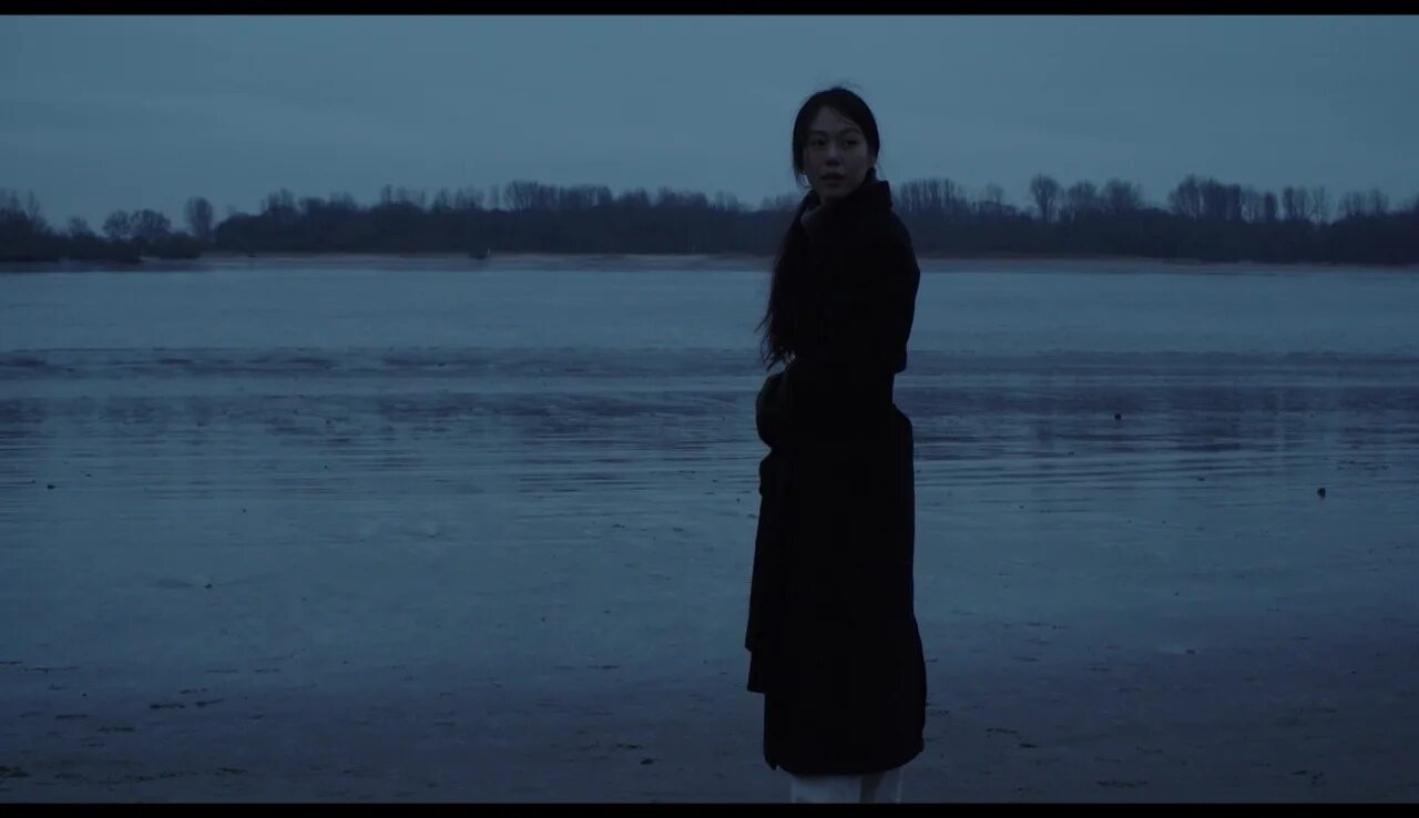 Ночь у берега 67 глава. On the beach at night alone фильм. ночью у моря одна (2016) фильм. ночью у моря одна. ночью у моря одна» (2017).