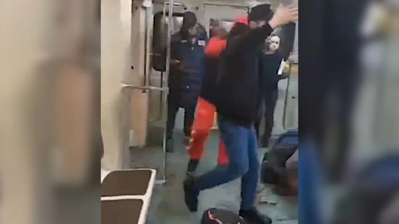Избиение в метро. Драки в московском метрополитене. избили в московском метро. дагестанцы избили парня в метро в москве.