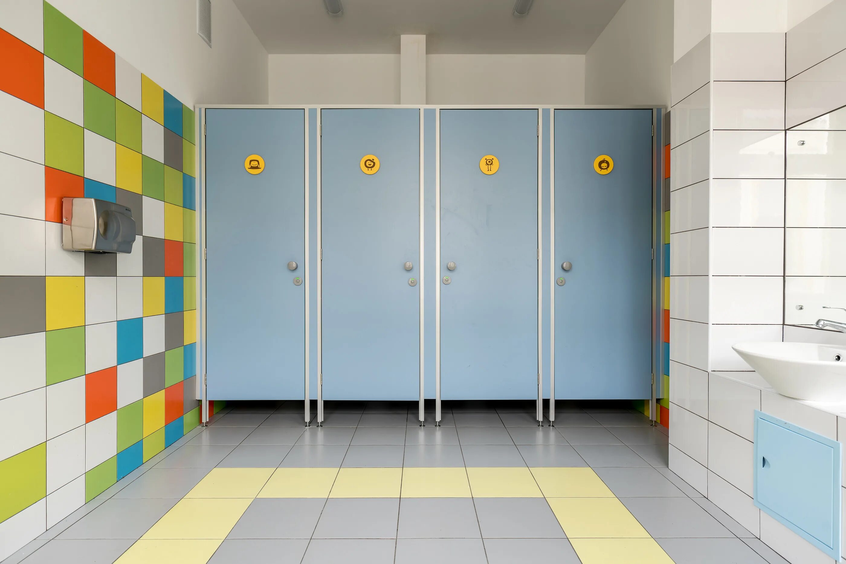 Унитаз в школе. Красивый туалет в школе. Туалеты для мальчиков в школе. Туалеты для мальчиков в школе. Туалеты для мальчиков в школе.
