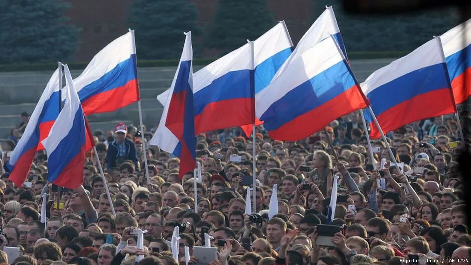 Многие российские. Россия много. Российский флаг на демонстрации. Много российских флагов. Россия Великая нация.