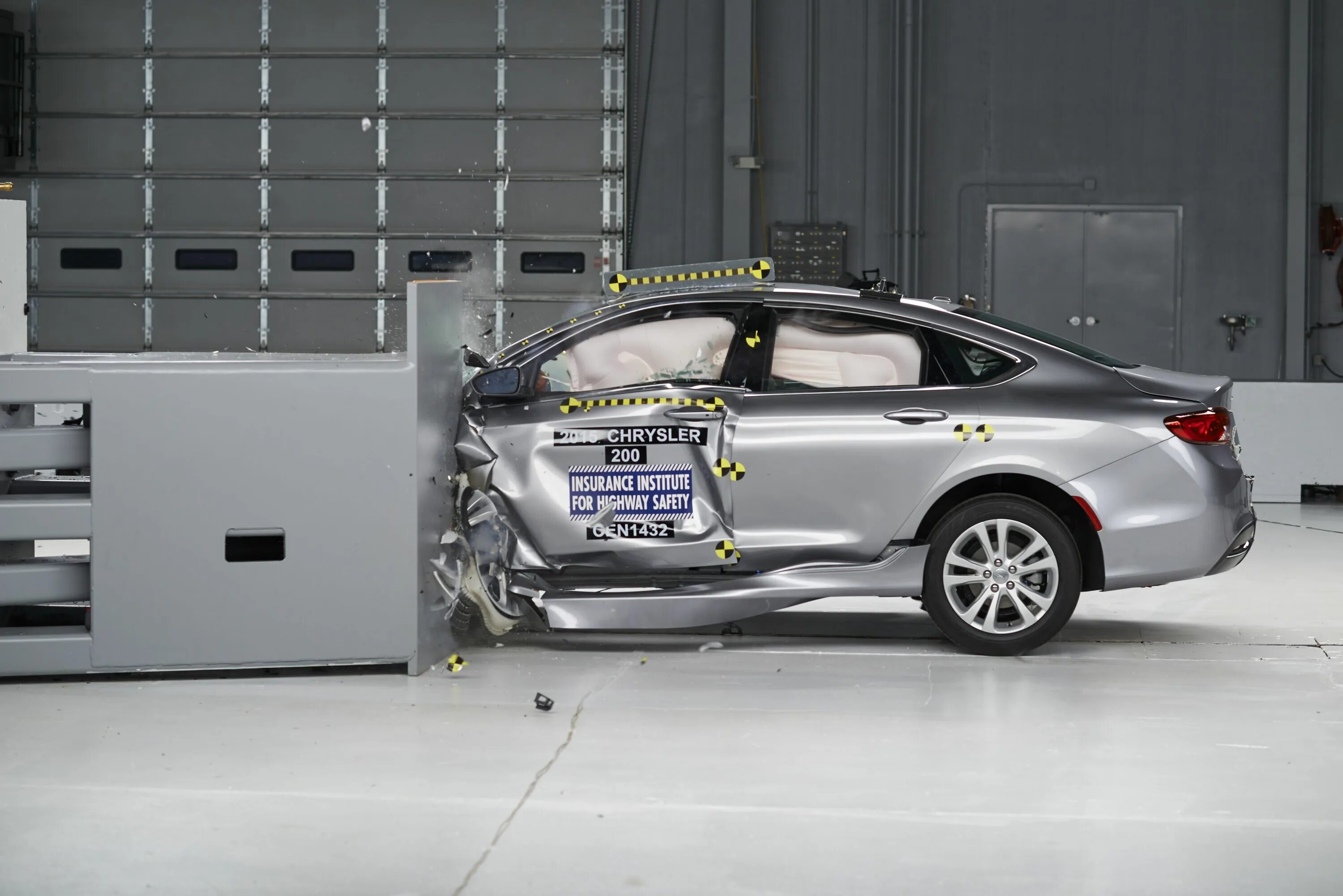 Краш тест скорости. Chrysler 200 crash Test IIHS. Ford Fusion USA crash Test IIHS. Краш тест Форд Фьюжн. Краштест автомобиль.