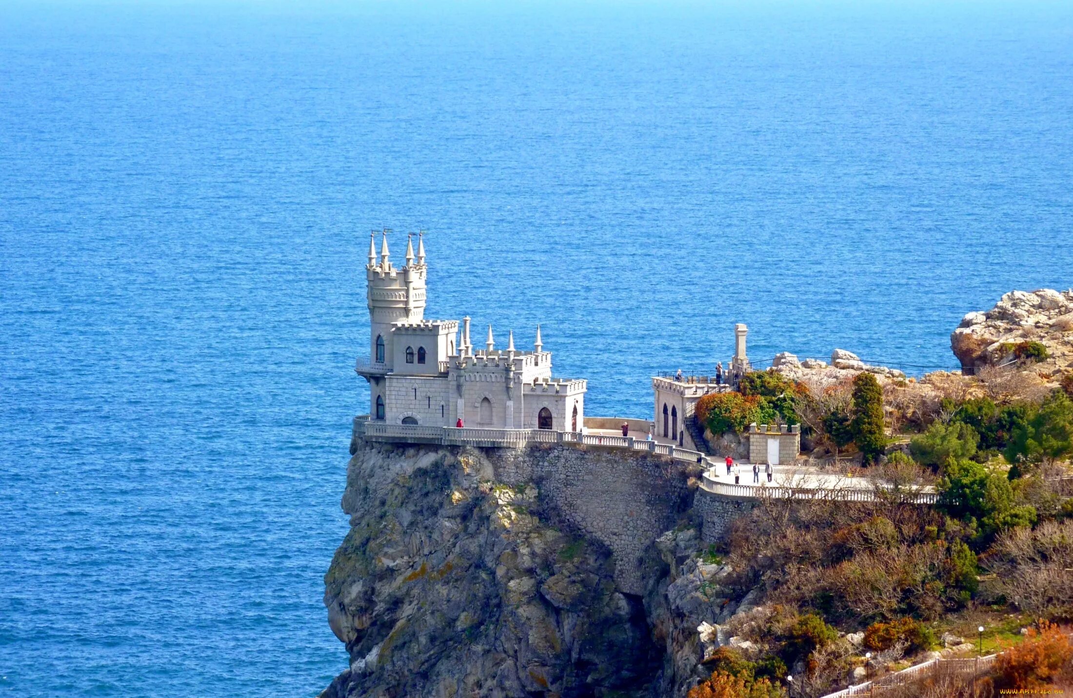 Крым Ялта Ласточкино гнездо. Замок Ласточкино гнездо в Крыму. Ласточкино гнездо с моря. Ялта Ласточкино гнездо с моря. Лучшие курорты крыма