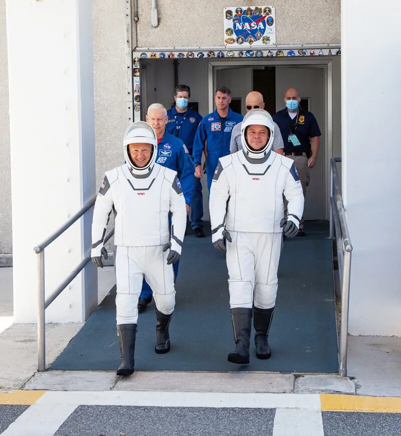 Кто был в маске космонавта 21 апреля. Spacex crew dragon скафандр. илон маск в костюме космонавта.