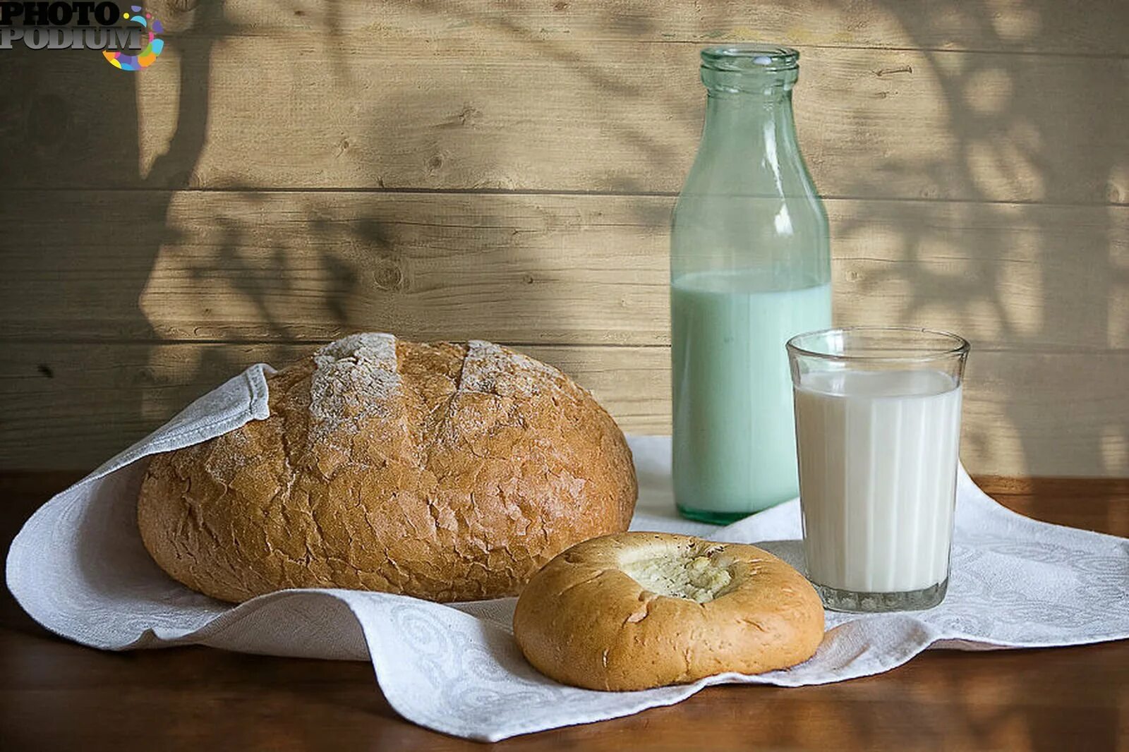 Воды и хлеба дай. Хлеб и молоко. Натюрморт с хлебом и молоком. Натюрморт с хлебом. Хлеб деревенский.