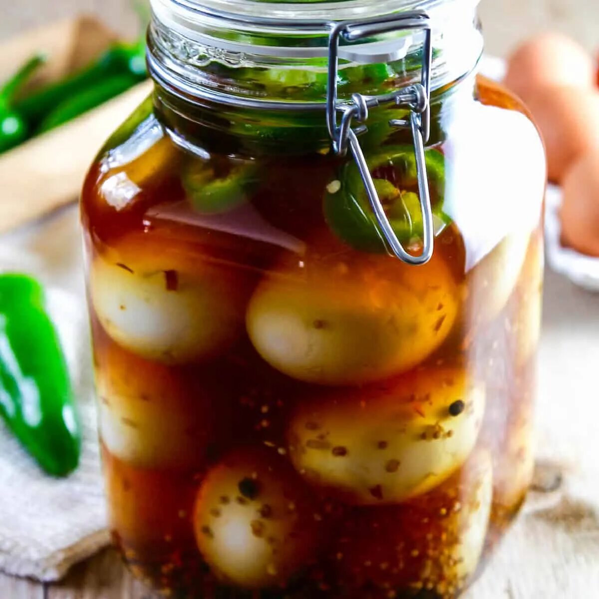 Маринованные яйца к пиву. Pickled eggs. Маринованные яйца в банках. Маринованные яйца со свеклой. Консервация перепелиных яиц.