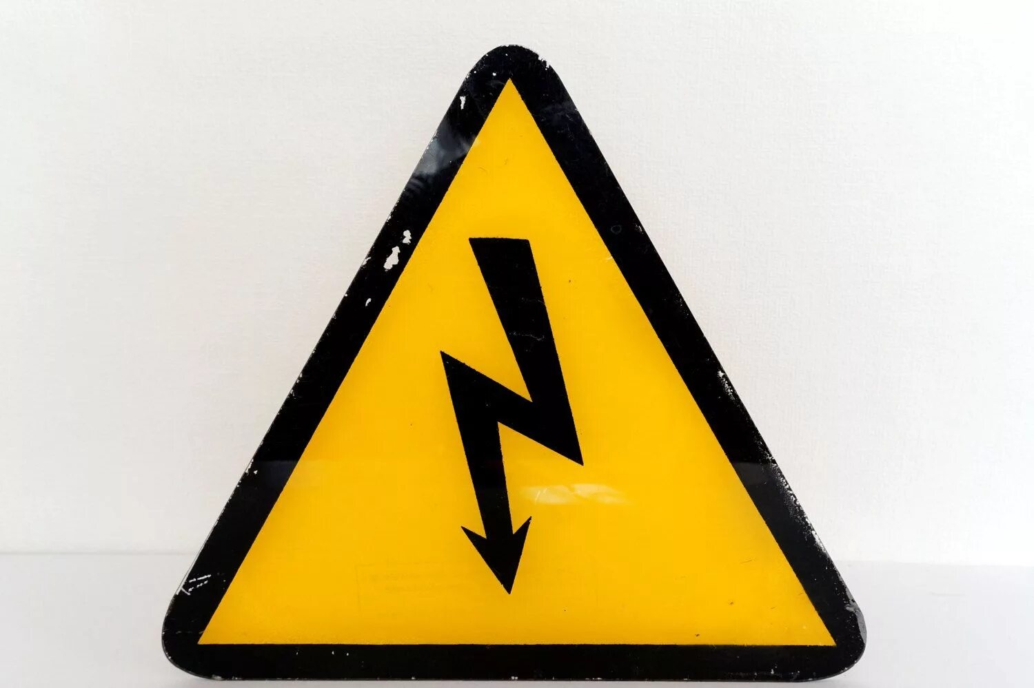 Be life threatening. Shock Danger sign. Знак Дангер 4 угла. Electron sign. Caution Danger of Electric Shock.