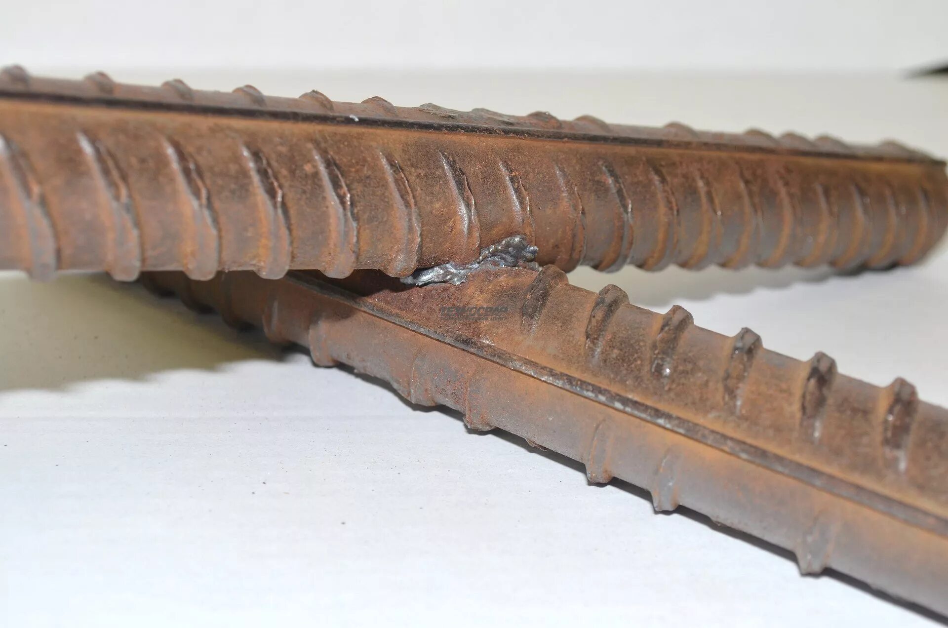 Сварка роботом швы. Сварочные подвесные клещи tecna 3323. Контактная точечная сварка арматуры. Контактная сварка арматуры 10 мм. Контактная точечная сварка каркасов лдк 2016.