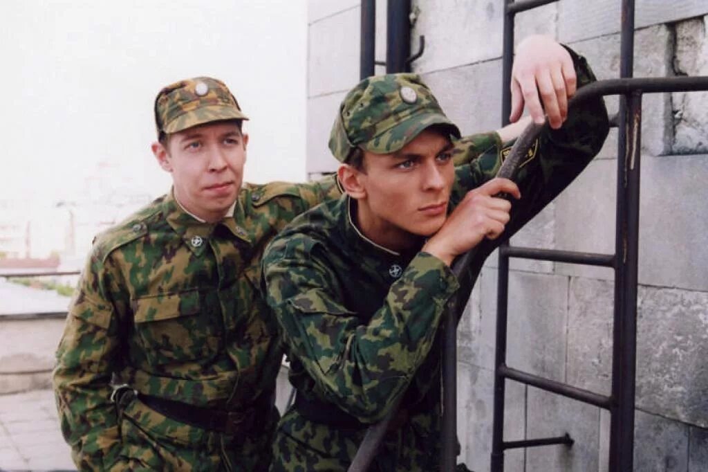 О военнослужащих железнодорожных войск. Военный с автоматом. Сериал солдаты медведев. Призыв в армию. Солдаты россии.