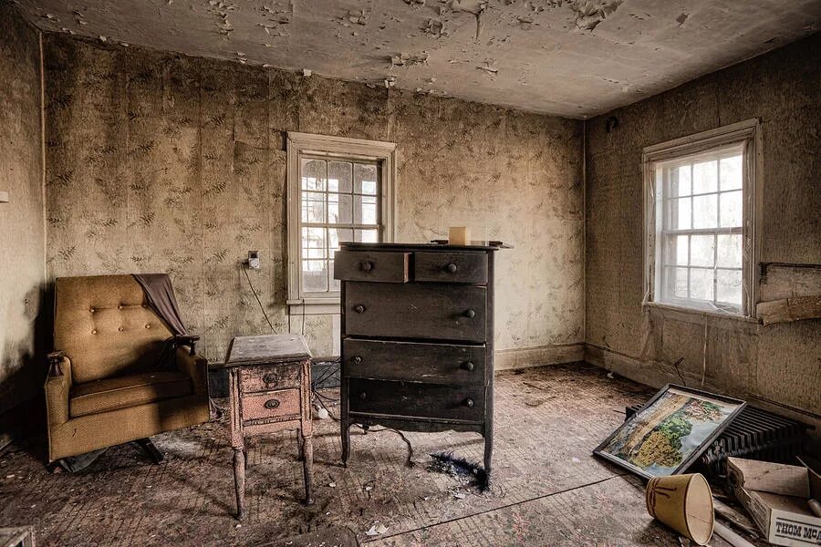 Old bedroom. Старая комната. Старая заброшенная комната. Старинная комната. Заброшенный дом с мебелью.