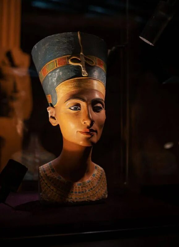 бюст египетской царицы нефертити. нефертити в германии. тутанхамон и нефертити. нефертити эхнатон имхотеп. нефертити египет.
