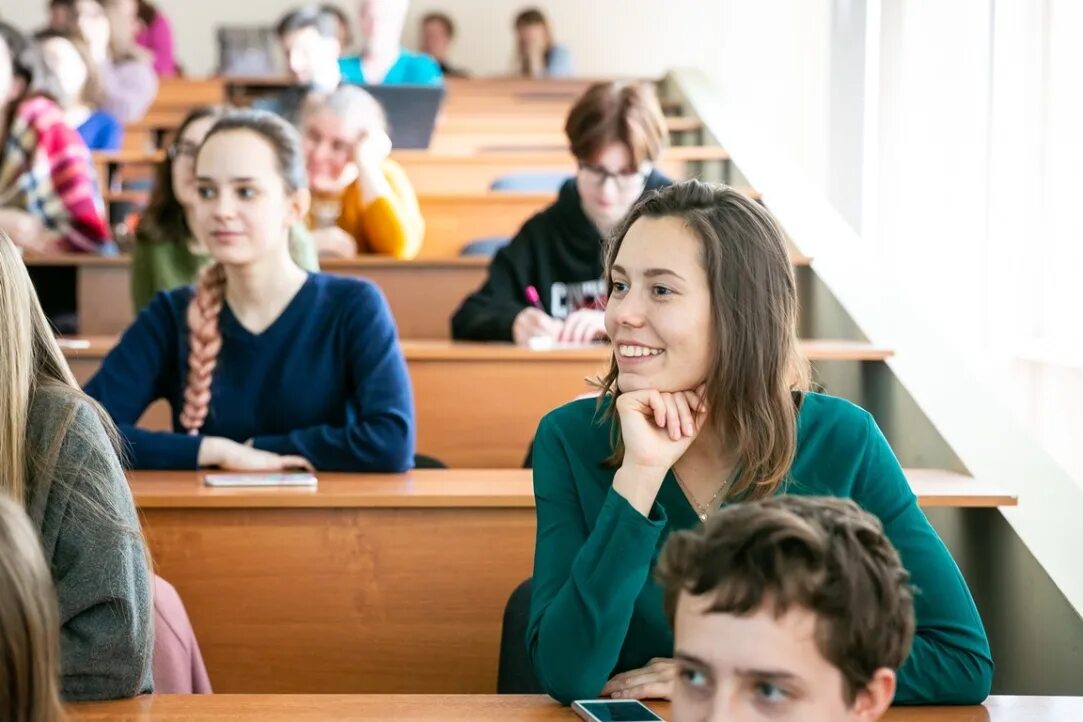 Учится после 6 класса