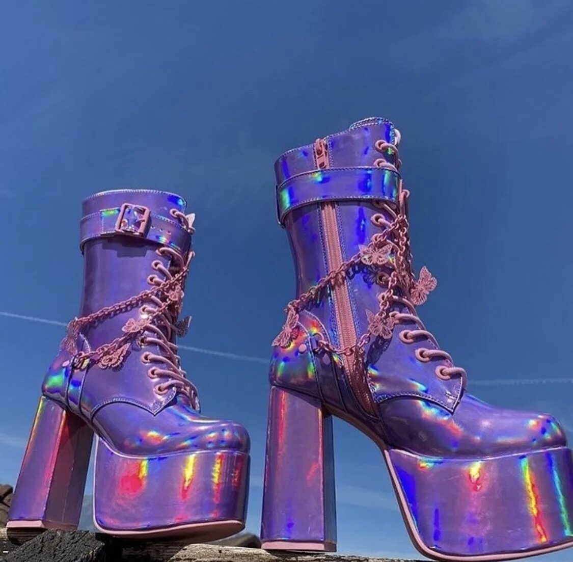 Фиолетовые вещи обувь. Фиолетовая платформа. Эстакада для авто своими руками. Туфли мэри джейн на платформе 2020. Ботинки demonia радужные.