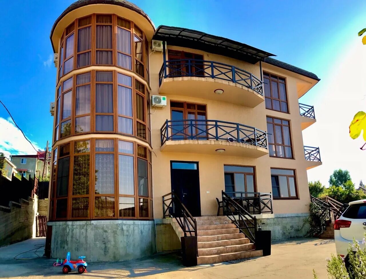 Красная поляна поселок городского типа. Йога в гостинице. Йога отель дом солнца сочи. Отель дом солнца красная поляна. Гостевой комплекс дом солнца лоо отель.