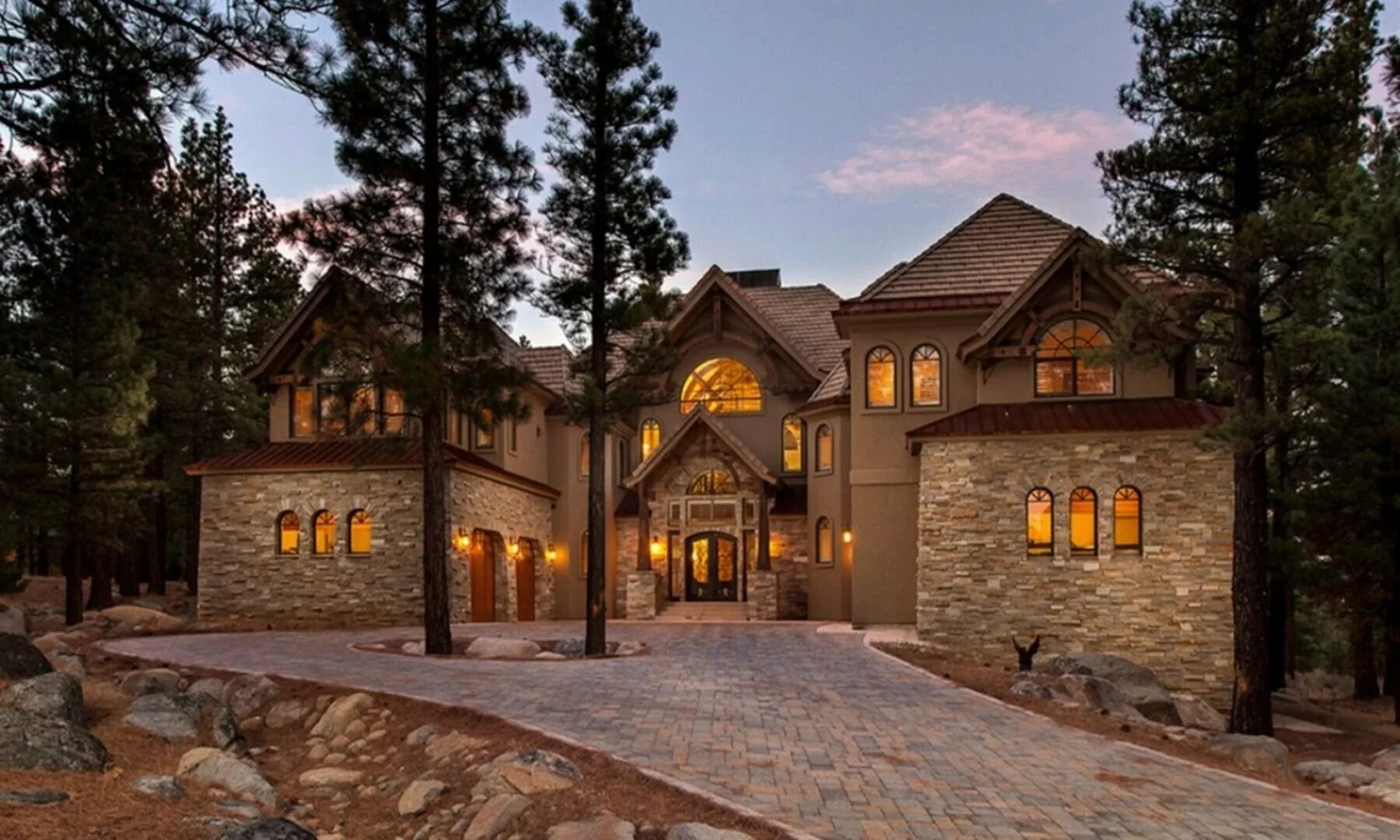 Дом градусов. Дом маэстро хонка. Красивый зимний дом. Стиль шале экстерьер. Стиль шале в интерьере.