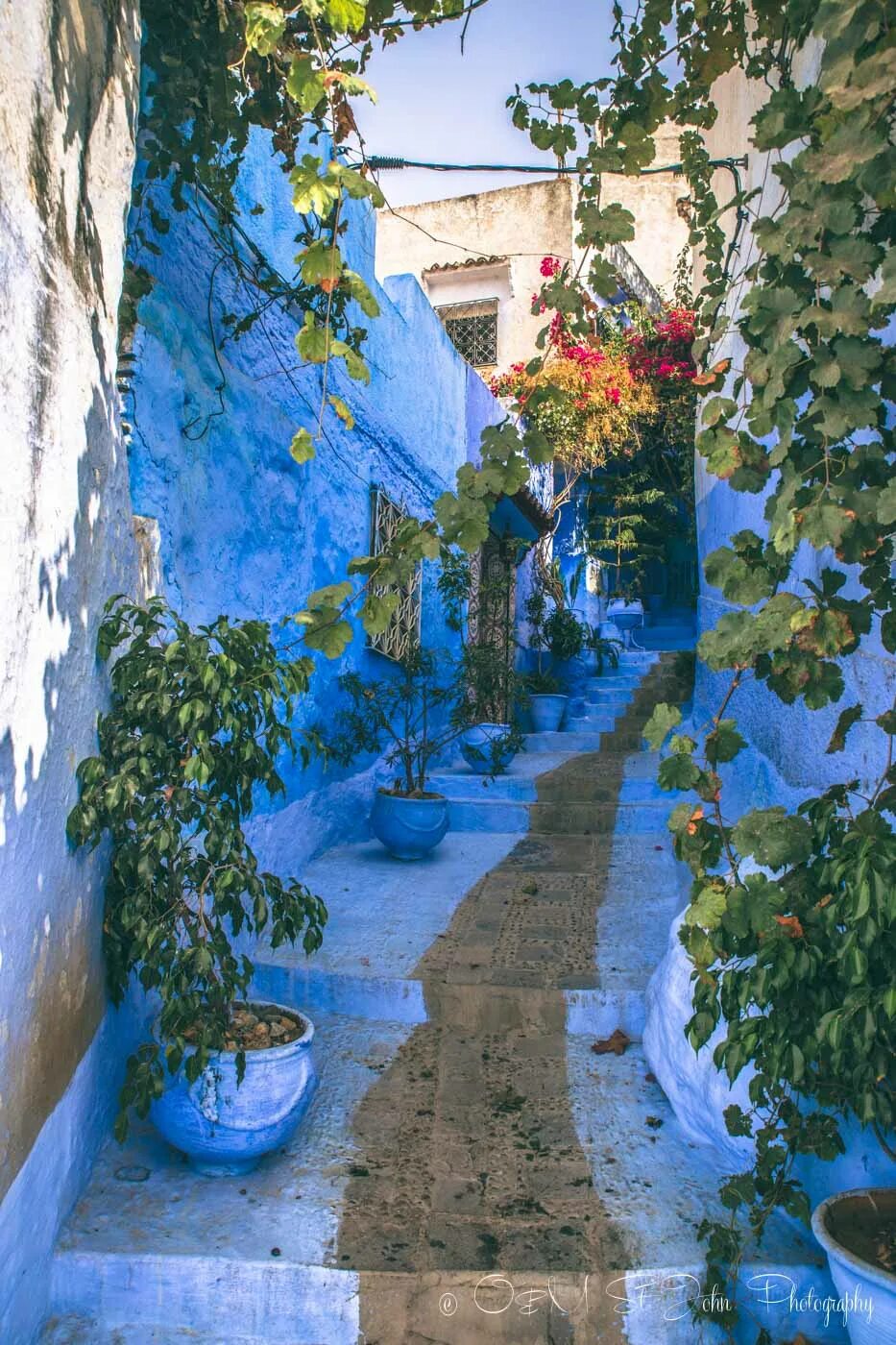 Голубой двор. Турецкий дворик голубой заставка. Шавен мечеть. Панорама марокко шефшауэн. Марракеш город в марокко.