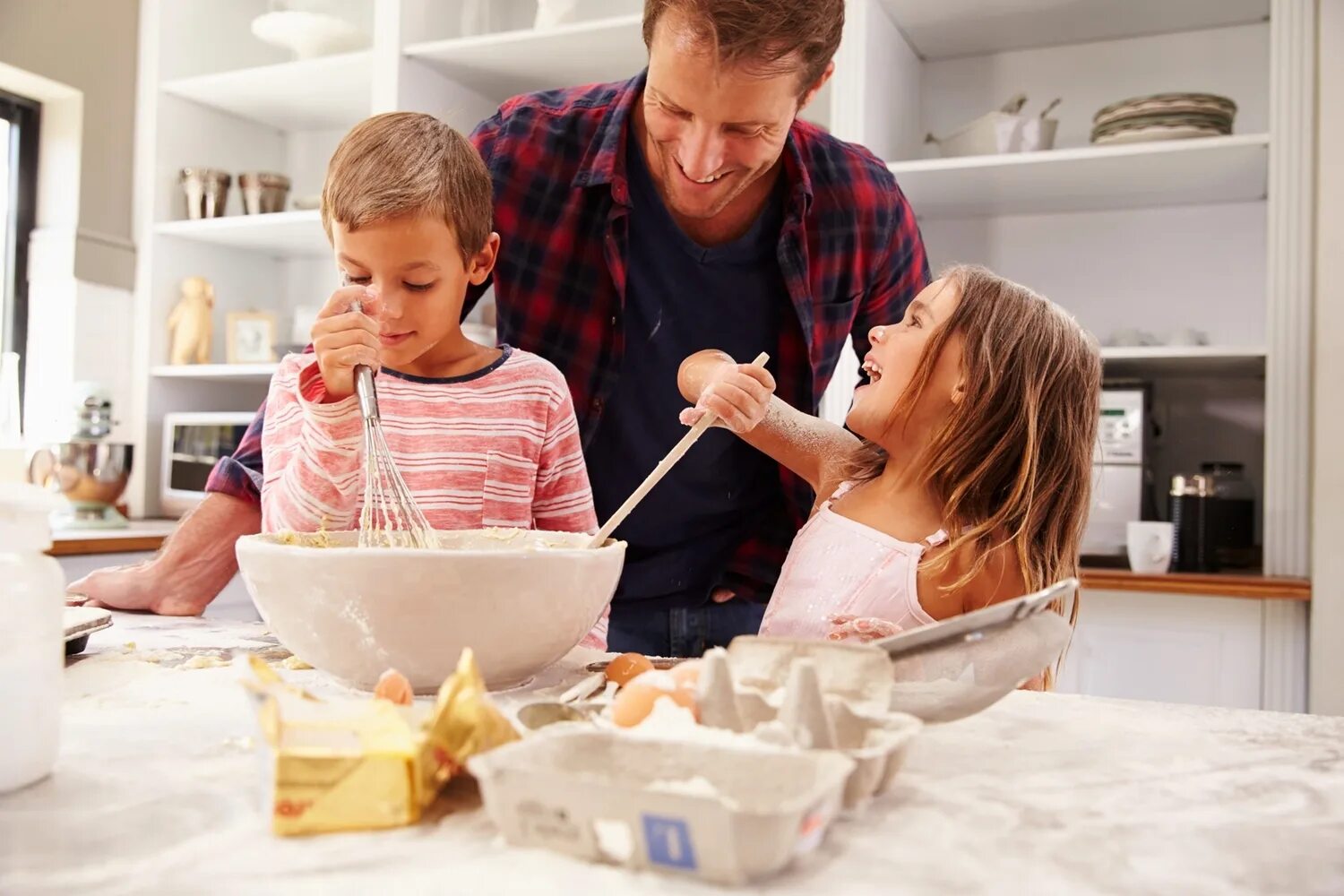 What s mum doing. Семья готовит. Кухня для детей. Дом для детей. Семья с ребенком на кухне.