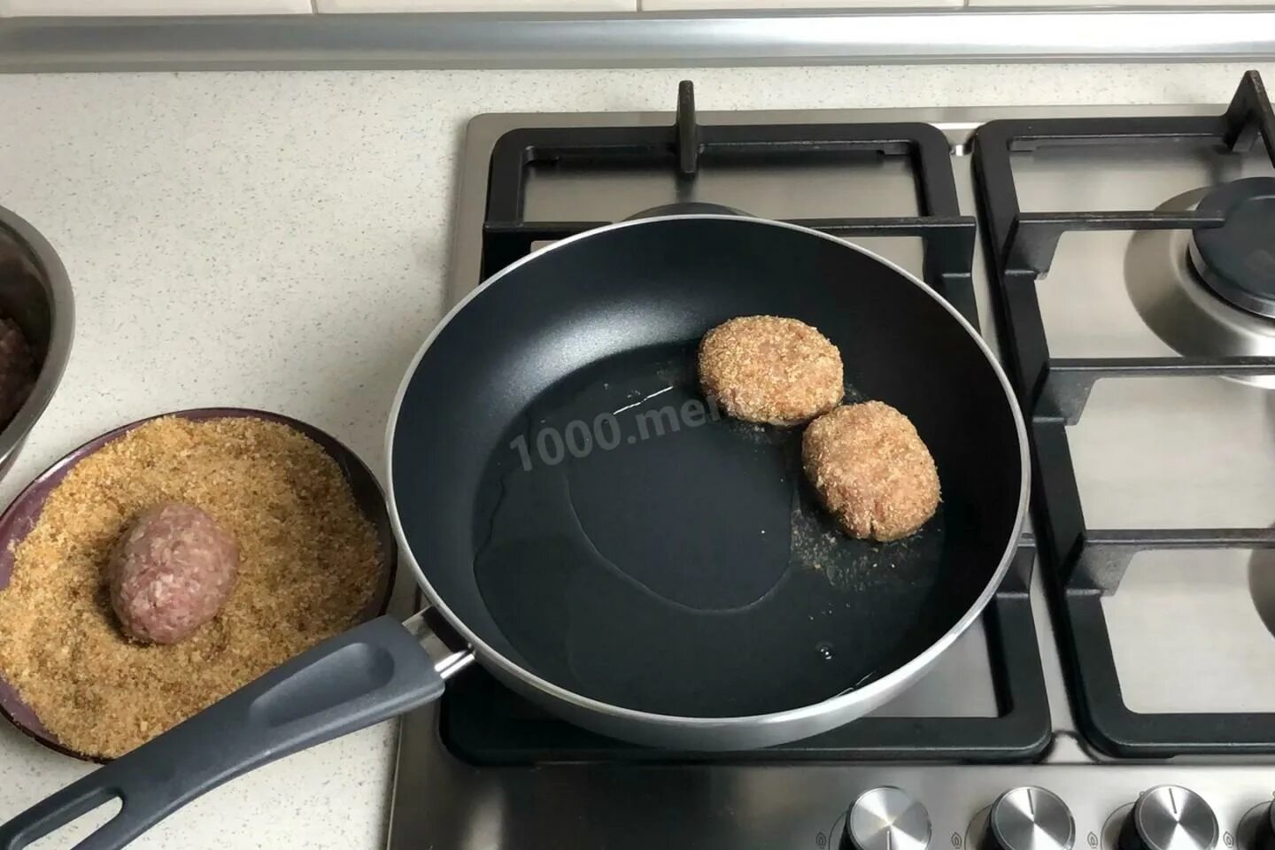 Котлеты в микроволновке. Котлеты из фарша в микроволновке. Можно приготовить котлеты в микроволновке. Гриль для микроволновой печи шницель. Котлеты для микроволновки.