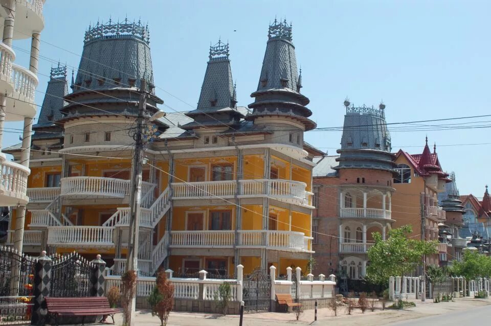 Бузеску румыния. Цыганский город в румынии бузеску. Сороки город в молдавии дом цыганского барона. Дворцы цыганских баронов в румынии. Бузеску румыния цыгане свадьба.