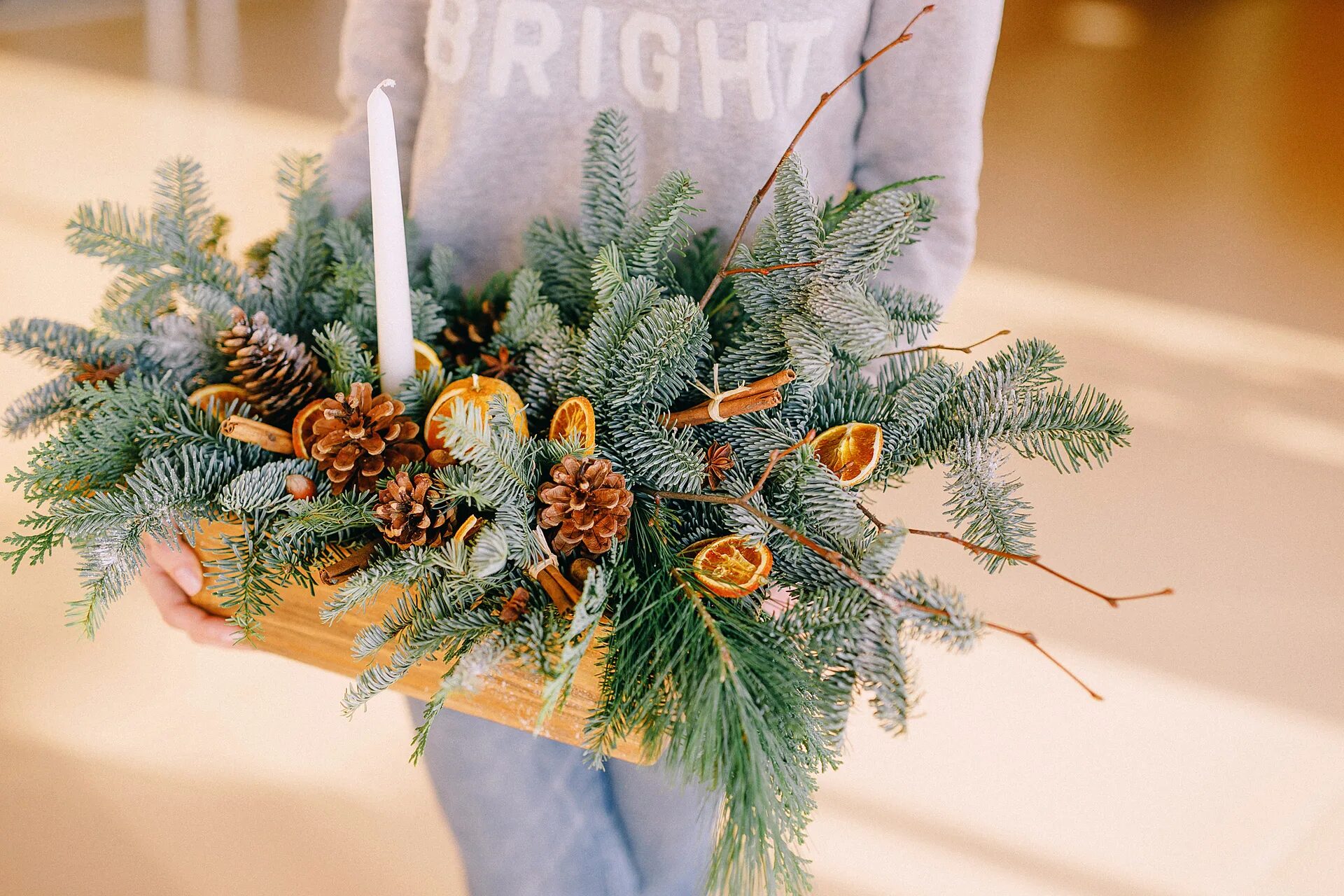 включим ожила хвоя досуг. композиции с лапником. композиция из лапника. поставить ударение в слове ожила. ноблисы.