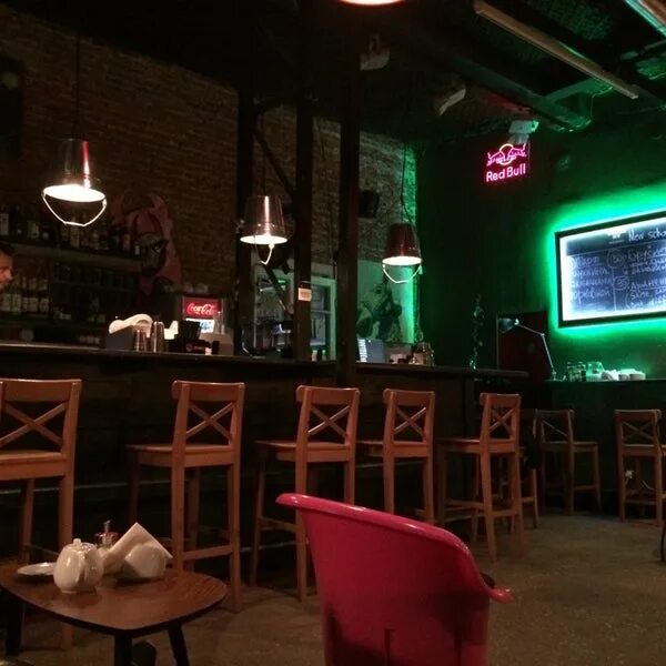 Бар хулиган. Бар хулиган. Хулиганы в пабе. Хулиган минск. Октябрьская 16 минск бар.