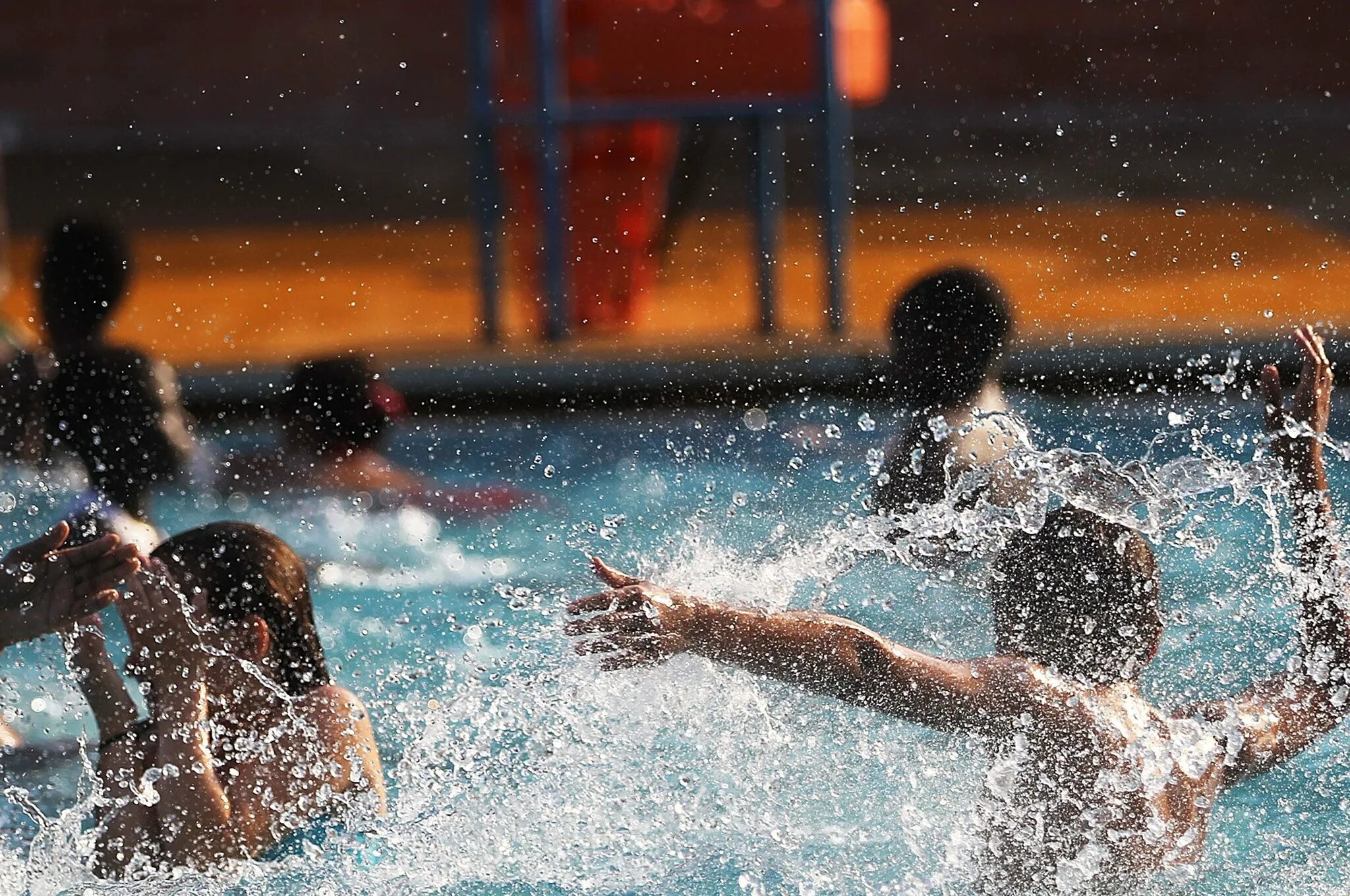 Watch me swim. Глаза после хлорки в бассейне. Бассейн с хлоркой люди купаются. Покраснел глаз после купания в бассейне.