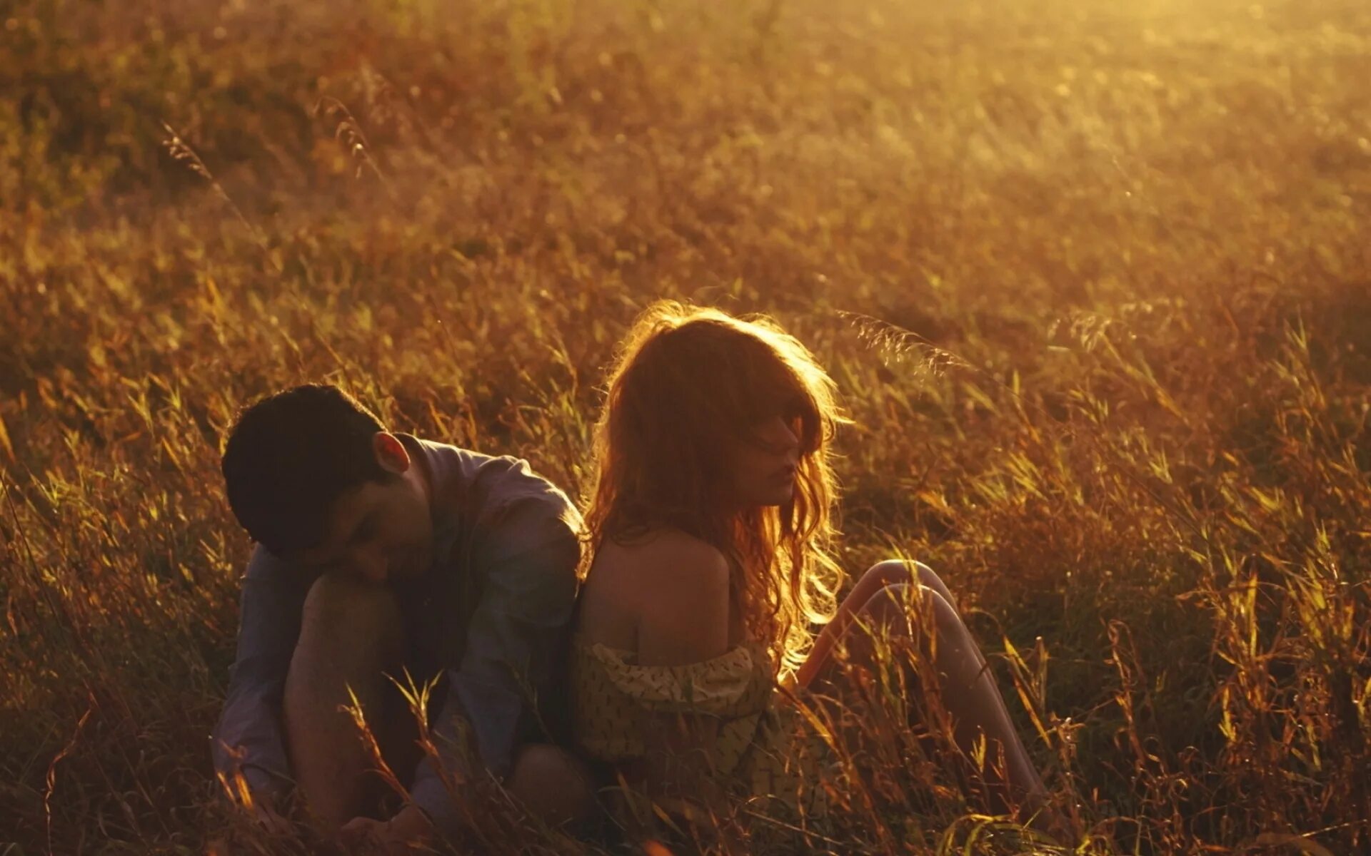 Влюбленные в поле. Love story в поле. Парень девушка поле. Объятия на закате. Влюбленные на природе.