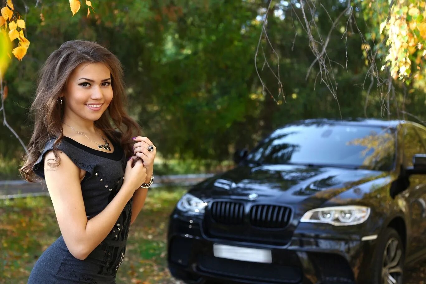 6 c girl. Девушка на фоне желтой машины. Audi a7 drive2. Ауди а6 с6 и девушки. Audi r8 red.