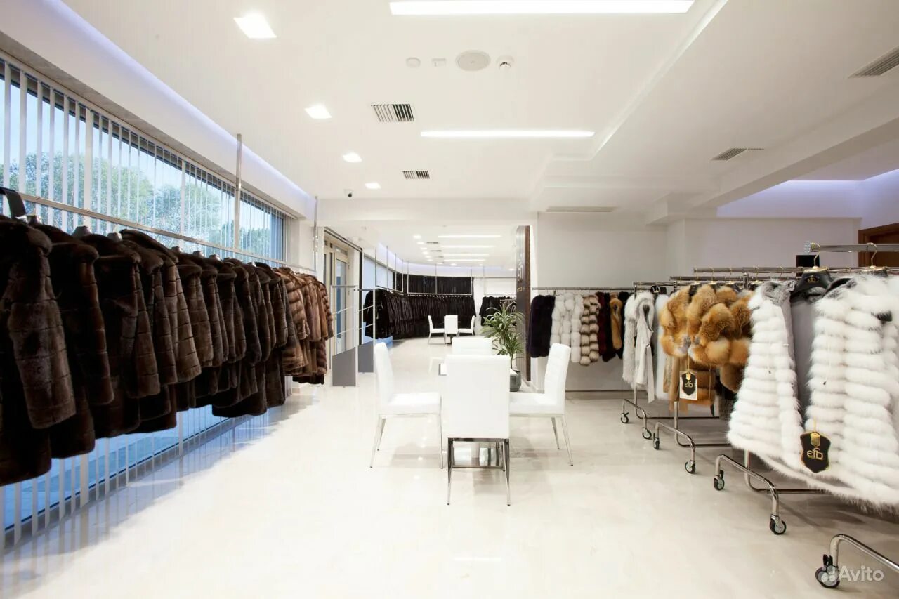 много шуб. салон меха. магазин шуб. меховой салон. магазин шуб.