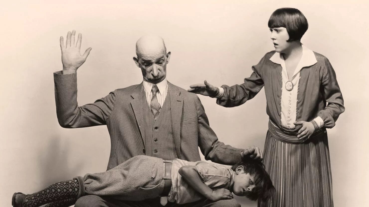 Ретро наказание мальчиков. Спанк школа. Воспитание детей розгой. Девочка наказана. Спанк.