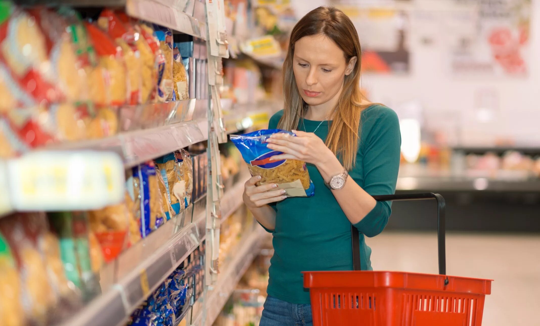 Просроченные продукты в магазине. Люди в магазине. Просроченный товар. Закупка в супермаркете. Exchanging things