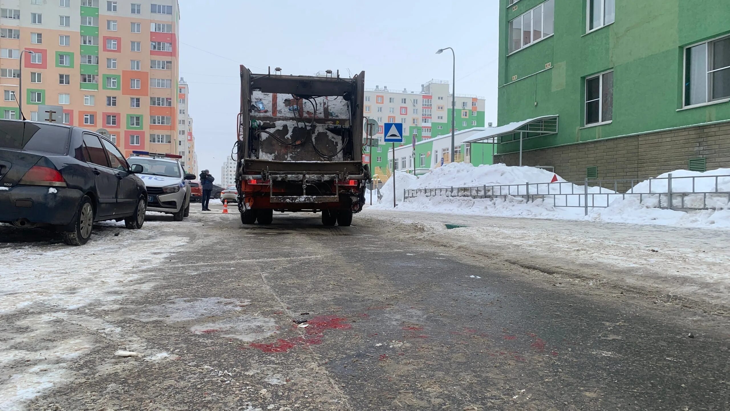 Мусоровоз задавил. Нижегородский мусоровоз. ДТП Нижний Новгород мусоровоз. ДТП на Бурнаковке Нижний Новгород.