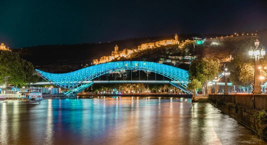 Мост в грузии. Тбилиси мост. Мост дружбы Тбилиси. Кура мост Тбилиси.