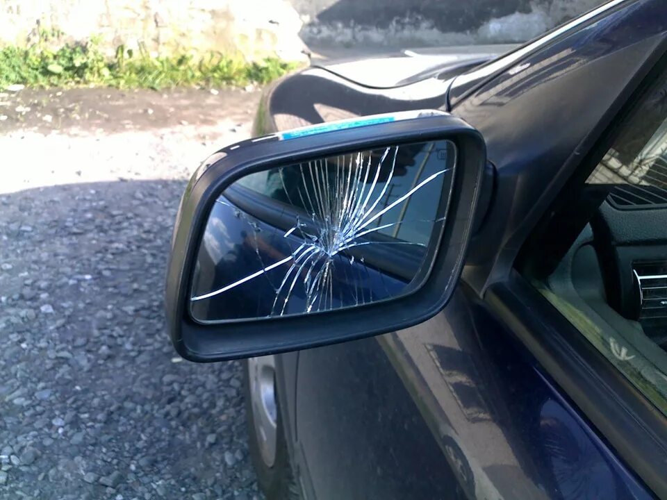 Водительское зеркало купить. Солярис водительское зеркало. 6423437 ALKAR. Сломанное боковое зеркало. Разбили зеркало боковое в машине.