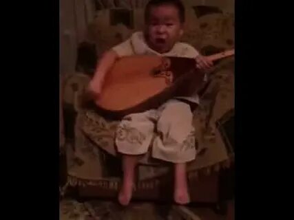Маленький мальчик поет песню