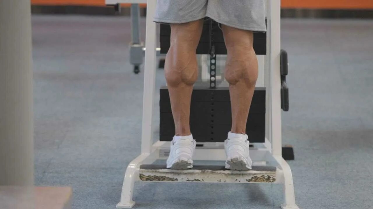 Сильные икры ног. Платформа для тренировки икроножных мышц. Упражнения на икры ног. Упражнения для икроножных мышц.