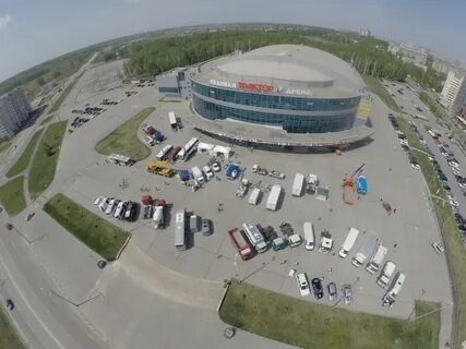 Возле ледового
