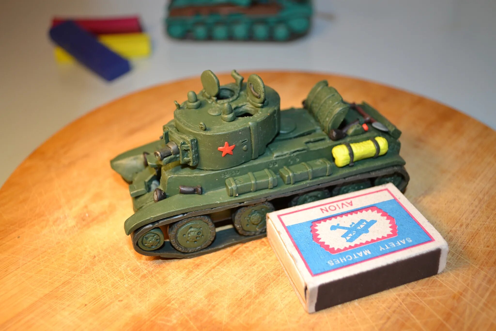 Лепим танк. Танк т-34 из пластилина для детей. Танк кв 2 из пластилина. Танк из пластилина. Лепка танка для детей.