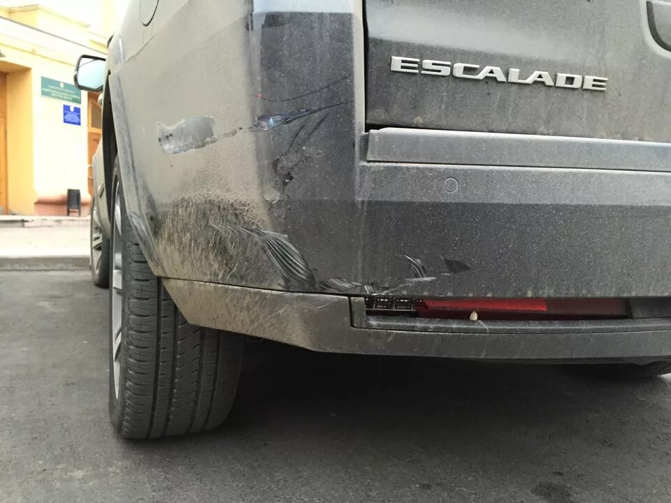 Cadillac Escalade 4g. Кадиллак Эскалейд k2 накладка заднего бампера под фаркоп. Escalade 4 задний диффузор. Катафоты на бампер Кадиллак Эскалейд 2011 год. Форум о трещинах заднего