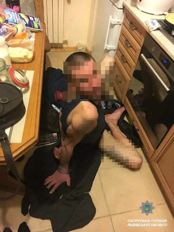 Грабители врываются в дом. Грабитель банков. Грабитель ворвался дом девушки. Грабитель ворвался дом девушки. Попугай молится господи помилуй.