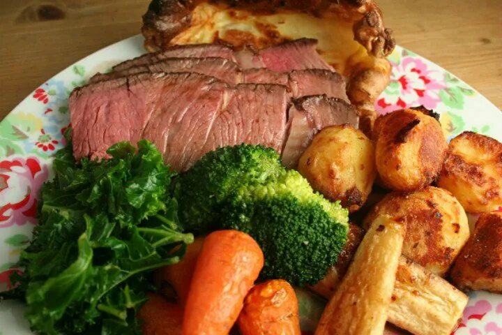 Ростбиф и чай в англии. Жареный картофель с говядиной. Ростбиф с трюфельным соусом. Ростбиф с картофелем фото с ресторана. Ростбиф среднепрожаренный.