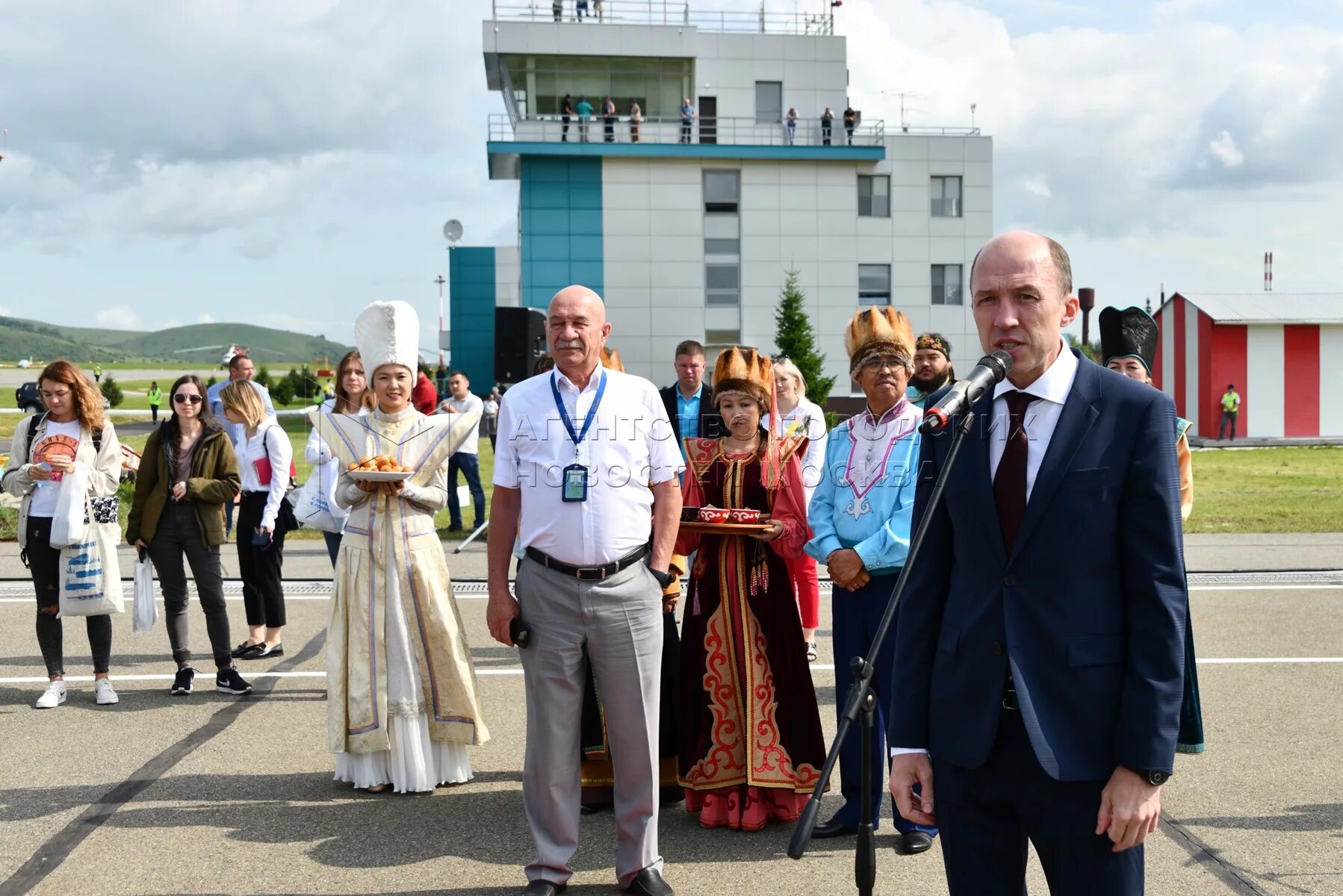 Горно алтайск агентство. Круглов аэропорт Горно-Алтайск. Аэропорт Горно Алтайск директор. Начальник аэропорта Горно-Алтайск.